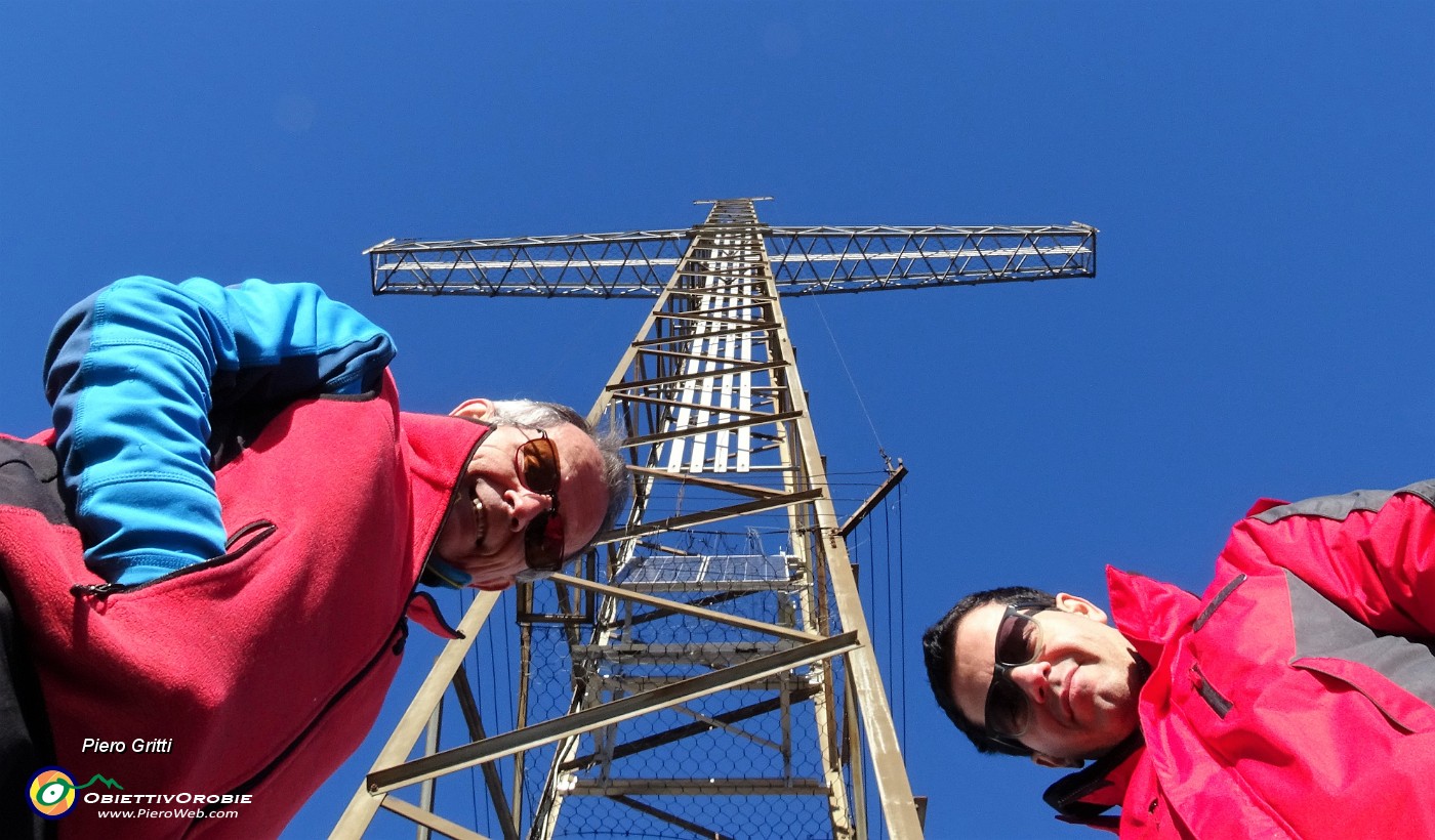 63 Alla alta croce di vetta del Canto Alto (1146 m).JPG -                                